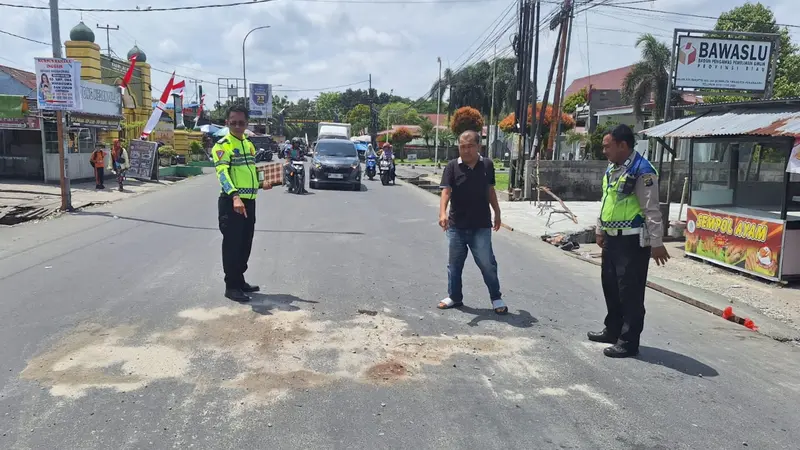 Personel Satuan Lalu Lintas Polresta Pekanbaru melakukan olah tempat kejadian perkara di lokasi kecelakaan maut karena sopirnya positif narkoba.