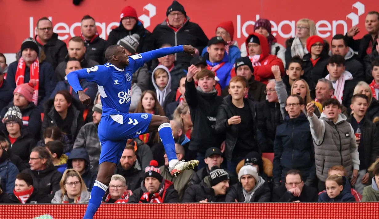 Selebrasi gelandang Everton, Abdoulaye Doucoure setelah menjebol gawang Nottingham Forest pada laga Liga Inggris 2022/2023 di The City Ground, Nottingham (5/3/2023). Abdoulaye Doucore, rekan setim Yerry Mina di Everton juga akan habis kontraknya pada akhir musim 2022/2023. Lebih sering bermain dari bangku cadangan, bisa jadi ia akan meninggalkan Everton saat beberapa klub Saudi Pro League meminatinya. (AFP/Oli Scarff)