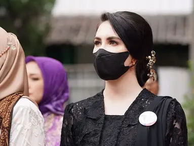 Arumi Bachsin memilih warna senada antara masker dengan kebaya yang dipakainya yaitu hitam. (Foto: Instagram/@arumibachsin_94)