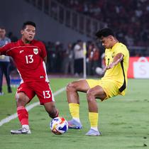 Bek Timnas Indonesia U-23, Alfharezzi Buffon mencoba menahan pegerakan pemain Timnas Malaysia U-23 dalam laga Grup A Piala AFF U-23 2025 di Stadion Utama Gelora Bung Karno Jakarta, Senin (21/7/2025). (Bola.com/Abdul Aziz).