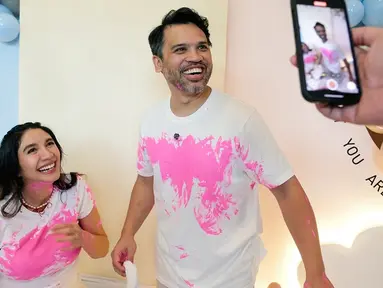 Proses gender reveal Acha Sinaga dirancang sedemikian rupa untuk menambah ketegangan dan kejutan. Acha dan Andy, bersama kedua anak laki-laki mereka, menutup mata ketika momen penentuan tiba. Suasana semakin tegang ketika cat berwarna pink akhirnya muncul. (Liputan6.com/IG/@achasinaga)