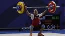 Lifter Suratman melakukan angkatan saat SEA Games 2019 cabang angkat besi nomor 55 kg di Stadion Rizal Memorial, Manila, Minggu (1/12). Dirinya meraih perak dengan total angkatan 250 kg. (Bola.com/M Iqbal Ichsan)