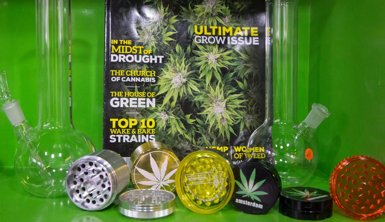 Salah satu aksesoris yang dijual di apotek ganja di Tel Aviv, Israel (2/3/2016). Apotek ganja ini menjual berbagai jenis ganja medis serta olahannya untuk kesehatan. (AFP Photo/Jack Guez)