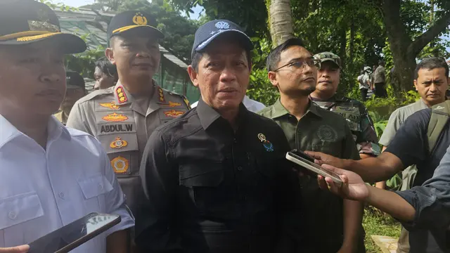 Menteri Lingkungan Hidup Hanif Faisol Nurofiq saat menyambangi Situ Jatijajar, Depok. (Liputan6.com/Dicky Agung Prihanto)