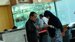 Athiyyah Laila  tampak bersama Ketua DPP Partai Nasdem, Akbar Faizal di ruang tunggu KPK , Jakarta, Senin (3/3/2014) (Liputan6.com/Faisal R Syam).