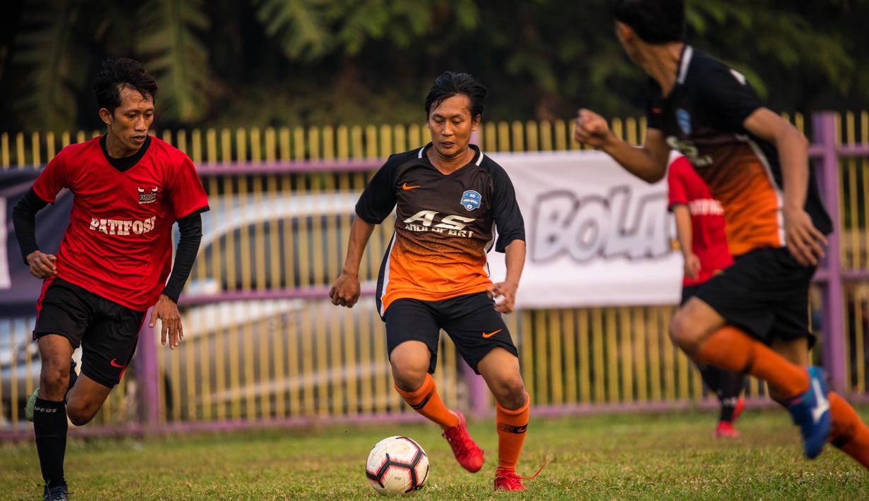 Pemain Andy Sport menggiring bola saat melawan AMW Tangerang pada laga final Ayo Tangerang di Stadion Mini Ciasuk, Tangerang, Sabtu (13/7). Andy Sport menang 3-1 atas AMW. (Ayo Tangerang)