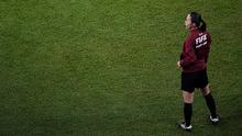 Wasit Jepang Yoshimi Yamashita menyaksikan pertandingan sepak bola grup F Piala Dunia antara Belgia dan Kanada, di Stadion Ahmad Bin Ali, Doha, Qatar, Rabu (23/11/2022). Wasit berusia 36 tahun ini merupakan seorang pejabat di Piala Dunia Wanita 2019 di Prancis. (AP Photo/Ariel Schalit)