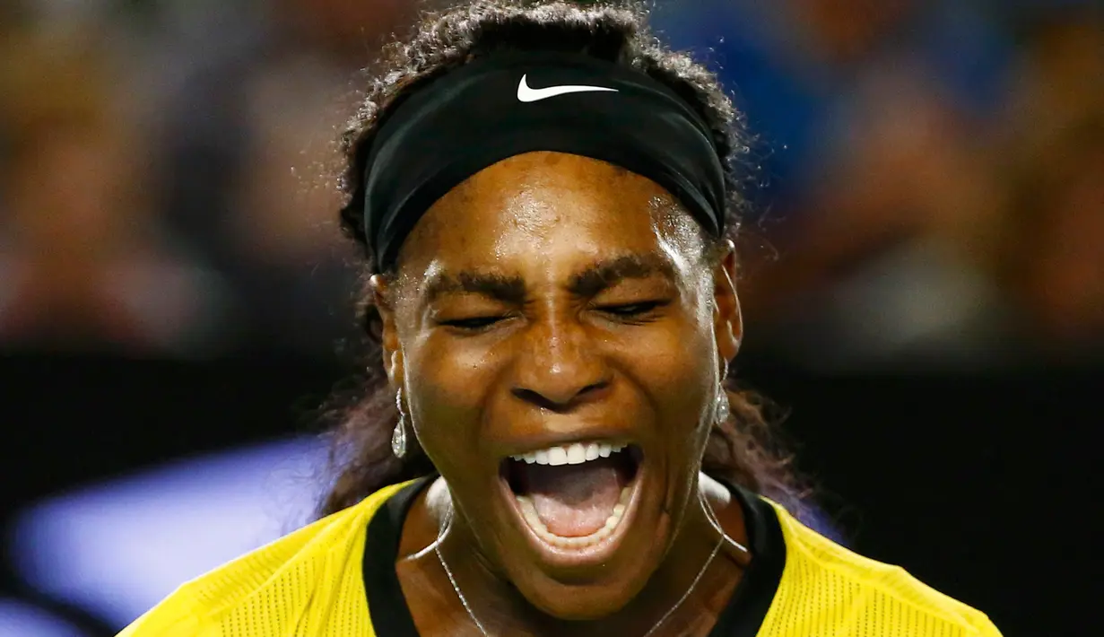 Petenis AS, Serena Williams melakukan selebrasi usai menaklukan petenis Polandia, Agnieszka Radwanska pada semifinal Australia Open 2016 di Melbourne Park, Australia, (28/1/2016). Serena menang 6-0 6-4 atas Agnieszka. (REUTERS/Thomas Peter)