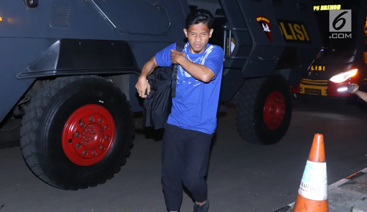 Pemain Persib, Eka Ramdani turun dari kendaraan taktis jelang latihan resmi di Stadion PTIK, Jumat (29/6). Persib akan melakoni laga tandang tunda pekan ke-6 melawan Persija, Sabtu (30/6). (Liputan6.com/Helmi Fithriansyah)