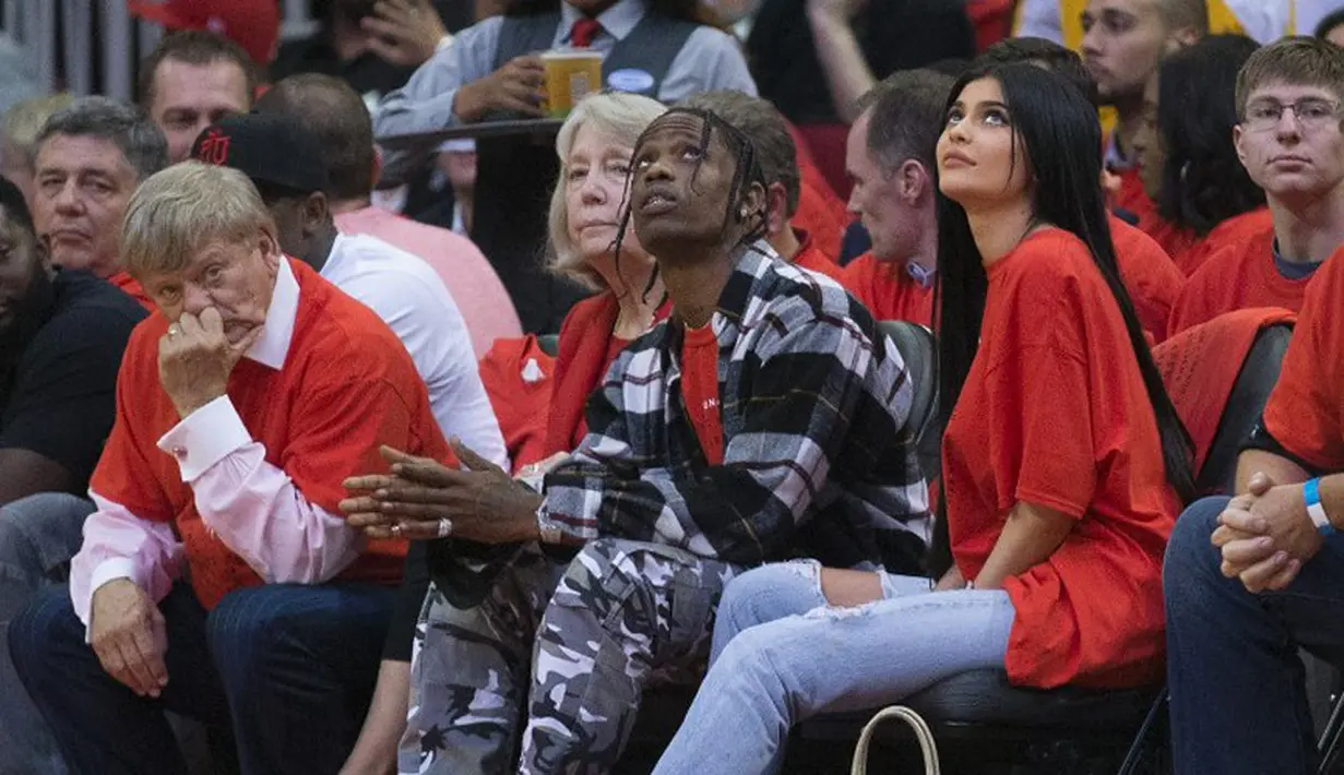 Kisah cinta Kylie Jenner memang tak pernah lepas dari perhatian publik. Setelah sebelumnya selalu disiarkan soal kemesraannya dengan rapper bernama Tyga, kini Kylie disebut menjalin kasih dengan Travis Scott. (AFP/Bintang.com)