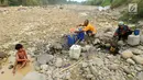 Warga mengambil air pada lubang di aliran Sungai Cipamingkis yang kering, Cibarusah, Bekasi, Jabar, Kamis (2/8). Dua bulan tak diguyur hujan menyebabkan warga perbatasan Bogor-Bekasi dilanda kekeringan dan kesulitan air bersih. (Merdeka.com/Arie Basuki)