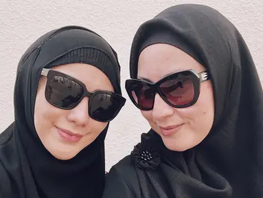 Ya, sebelumnya wanita yang akrab disapa Ciki sudah mulai berhijab di bulan Mei 2019 setelah melaksanakan ibadah umrah. Gaya dan pesona Citra Kirana saat berpose dengan kakaknya berkacamata saat umrohpun mendapat perhatian dari netizen. (Liputan6.com/IG/ @citraciki)