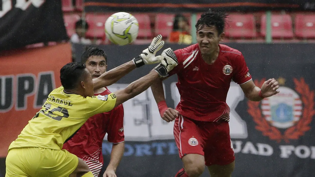 Proses terjadinya gol yang dicetak bek Persija Jakarta, Ryuji Utomo, ke gawang TIRA Persikabo. (Bola.com/Yoppy Renato)