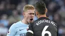 Gelandang Manchester City, Kevin De Bruyne, bersitegang dengan bek Arsenal, Laurent Koscielny, pada laga Premier League di Stadion Ettihad, Manchester, Minggu (5/11/2017). City menang 3-1 atas Arsenal. (AP/Martin Rickett)