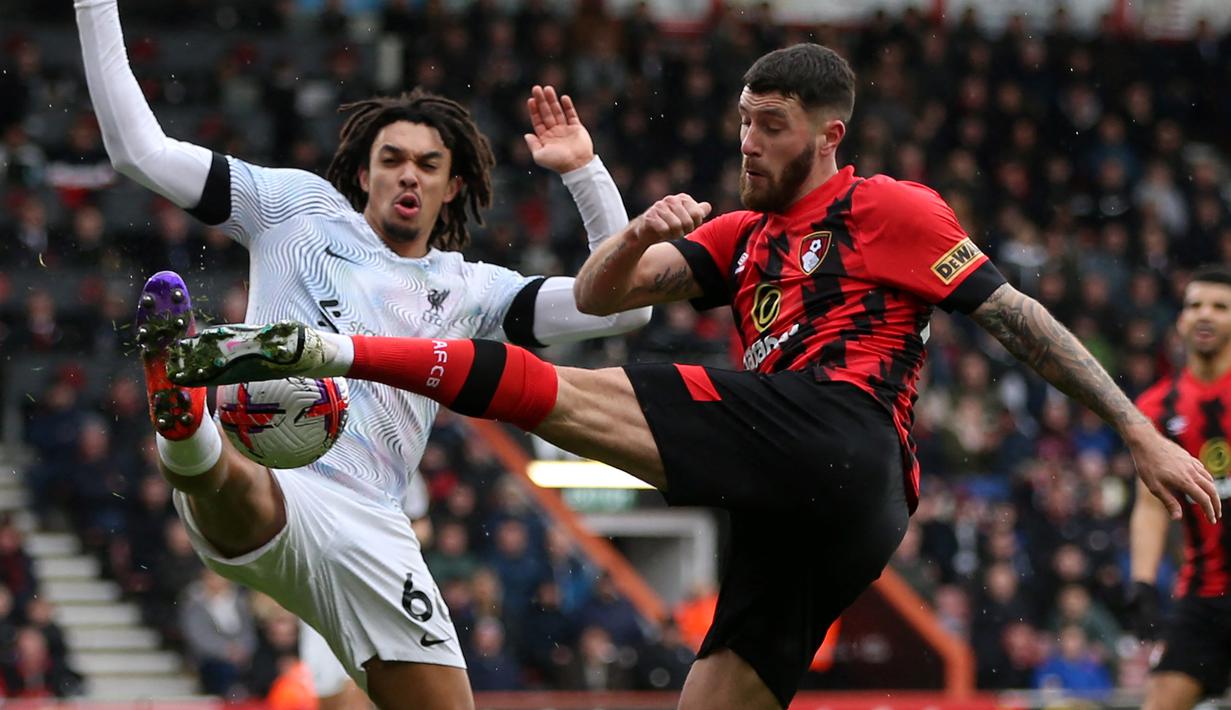 <p>Bek kanan Liverpool, Trent Alexander-Arnold (66) berebut bola dengan bek tengah Bournemouth, Marcos Senesi dalam lanjutan Premier League 2022/2023 di Vitality Stadium, Sabtu (11/3/2023) malam WIB. (AFP/Steve Bardens)</p>