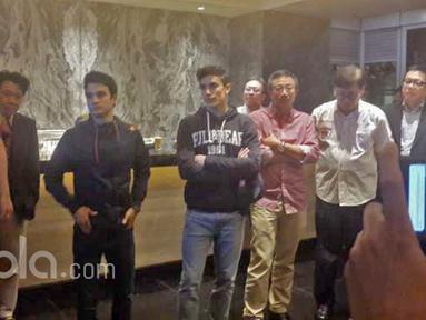 Dua punggawa Honda Racing Team, Marc Marquez (tengah) dan Dani Pedrosa (3kiri) tiba di Jakarta setelah menjalani sesi latihan bebas di Sirkuit Sepang, Kamis (2/1/2017). (Bola.com/Darojatun) 