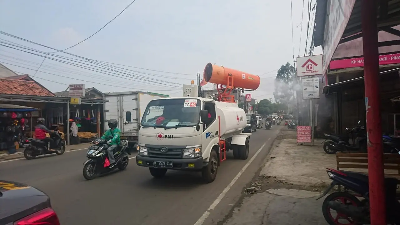 Mobil gunner yang memiliki corong untuk menembakan cairan disinfektan ini, diklaim dapat memberantas Covid-19, seperti yang dilakukan di Kota Wuhan, Cina.