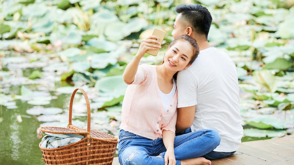 Мужчина на диване. Мужчина спорт. While resting. Семья в ламзаке. While resting.