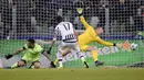 Pemain Juventus, Mario Mandzukic (tengah) saat mencetak gol ke gawang Manchester City yang dikawal kiper, Joe Hart pada lanjutan liga Champions grup D di Stadion Juventus, Kamis (26/11/2015) dini hari WIB. (AFP Photo/Marco Bertorello)