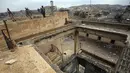Tentara Irak mengamati kondisi Gereja St. George Monastery (Mar Guguis) yang rusak parah di Mosul, 22 Januari 2017. Tak hanya merusak, ISIS juga menjarah dan membakar salah satu gereja bersejarah di Irak tersebut pada 2014 lalu. (AHMAD AL-RUBAYE/AFP)