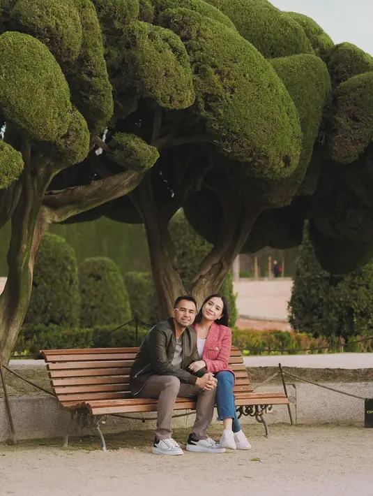 Raffi Ahmad menjelaskan bahwa taman ini dan Paseo del Prado termasuk di Landscape of Light Madrid. (Foto: Instagram/ raffinagita1717)