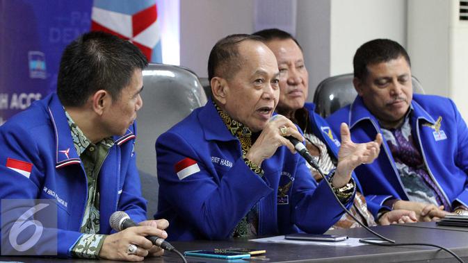 Waketum PD, Syarif Hasan memberikan keterangan pers terkait bencana asap di Sumatra dan Kalimantan, Jakarta, Minggu (6/9/2015). PD memberikan bantuan dan mengajak masyarakat untuk bahu membahu menanggulangi bencana asap. (Liputan6.com/Helmi Afandi)