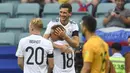 Para pemain Jerman merayakan gol Leon Goretzka (atas) pada laga grup B Piala Konfederasi 2017 di Fisht Stadium, Sochi, Rusia, (19/6/2017). Jerman menang 3-2. (AP/Martin Meissner)