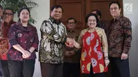 Ketua Umum Partai Gerindra Parbowo Subianto (dua kiri) menyalami Ketua Umum PDIP Megawati Soekarnoputri saat berkunjung ke kediaman Megawati di Jalan Teuku Umar, Jakarta, Rabu (24/7/2019). Tidak ada pernyataan yang disampaikan Prabowo maupun Megawati. (Liputan6.com/Helmi Fithriansyah)