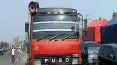 Sebuah Truk pengangkut kertas terguling setelah menabrak pembatas jalan di Subang, Jawa Barat.