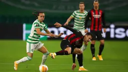 Pemain Celtic Diego Laxalt (kiri) mengontrol bola saat menghadapi AC Milan pada pertandingan leg pertama Grup H Liga Europa di Celtic Park, Glasgow, Skotlandia, Kamis (22/10/2020). AC Milan menang 3-1. (Jane Barlow/Pool via AP)