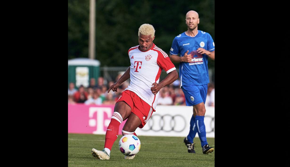 Pemain Bayern Munchen, Erick Maxim Choupo-Moting, mengontrol bola di udara dalam pertandingan pramusim melawan  FC Rottach-Egern, Rabu (19/7/2023). Ini merupakan pertemuan kedua bagi Munchen dan Rottach-Egern. Momen itu sendiri terjadi pada empat tahun sebelumnya dan Munchen menang dengan skor telak 23-0. (Dok. Bayern Munchen)