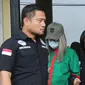 Petugas menghadirkan selebgram Lucinta Luna saat rilis kasus narkoba di Polres Jakarta Barat, Rabu (12/2/2020). Lucinta Luna ditetapkan sebagai tersangka kasus kepemilikan narkoba setelah positif mengonsumsi psikotropika seperti benzo dan ekstasi. (Liputan6.com/Herman Zakharia)