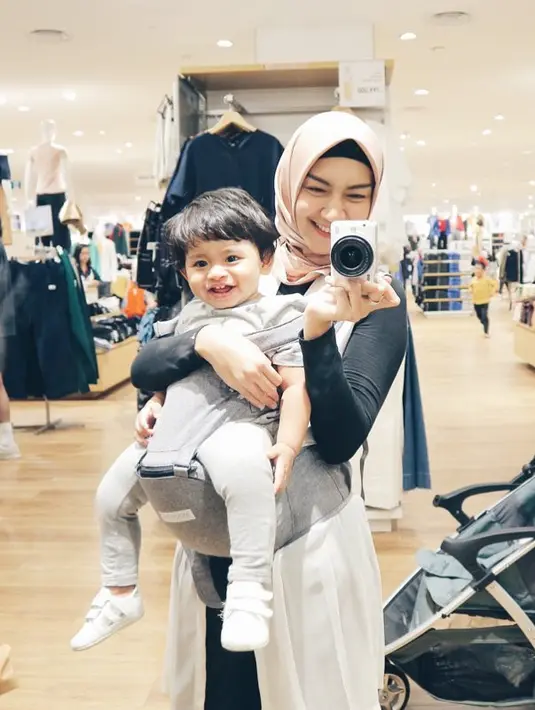 Begini jadinya jika Melody Prima sedang foto dengan sang buah hati. (Foto: instagram.com/melodyprima)