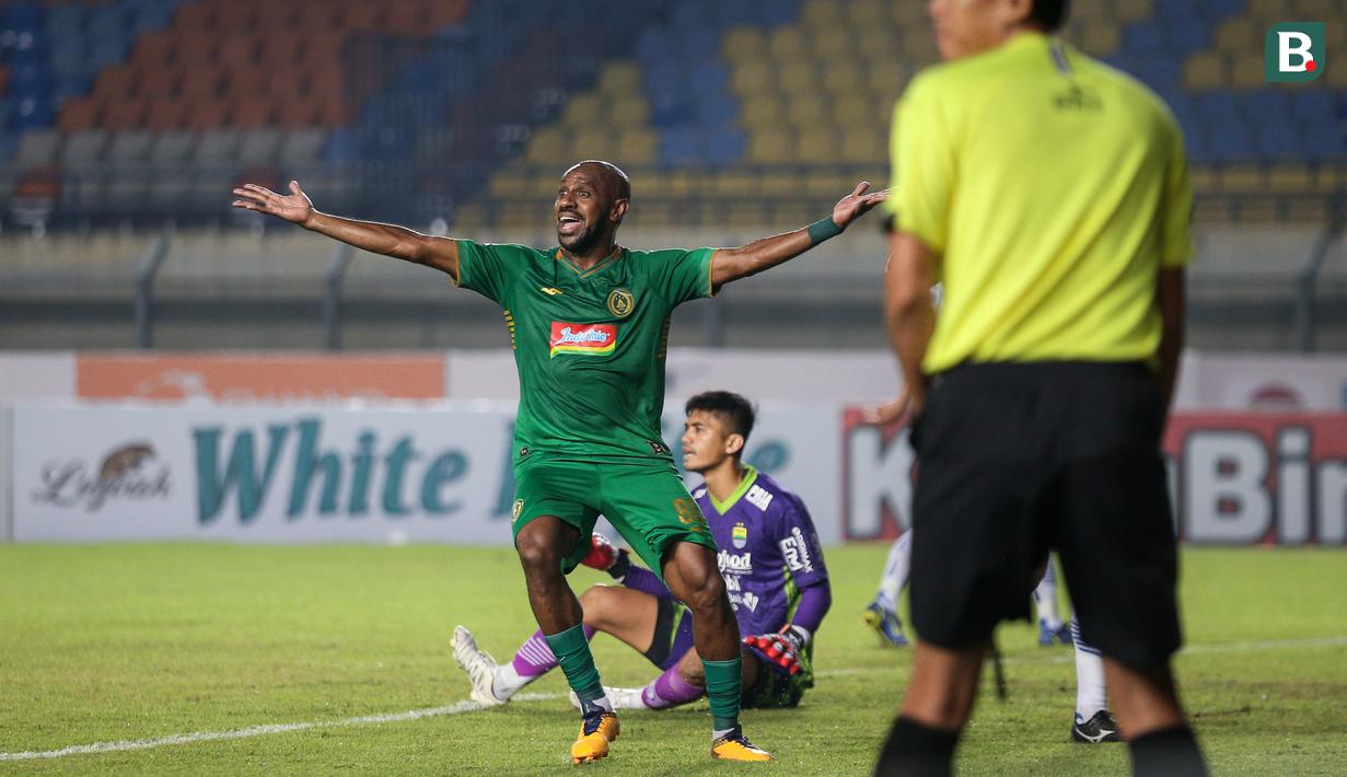 Pemain yang sudah berumur 36 tahun tersebut memang tampil baik dalam pertandingan kali ini. Itu terbukti dari jam terbang pemain asal Papua tersebut dalam menempatkan posisi dan mencari celah dari pertahanan Persib Bandung. (Bola.com/Bagaskara Lazuardi)