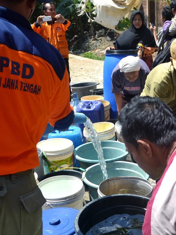 Ilustrasi - Pengiriman air bersih di Cilacap, Jawa Tengah. (Foto: Liputan6.com/Muhamad Ridlo)