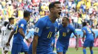 Gelandang Brasil, Philippe Coutinho, melakukan selebrasi usai mencetak gol ke gawang Kosta Rika pada laga Piala Dunia di Stadion Saint-Petersburg, Jumat (22/6/2018). Brasil menang 2-0 atas Kosta Rika. (AP/Petr David Josek)
