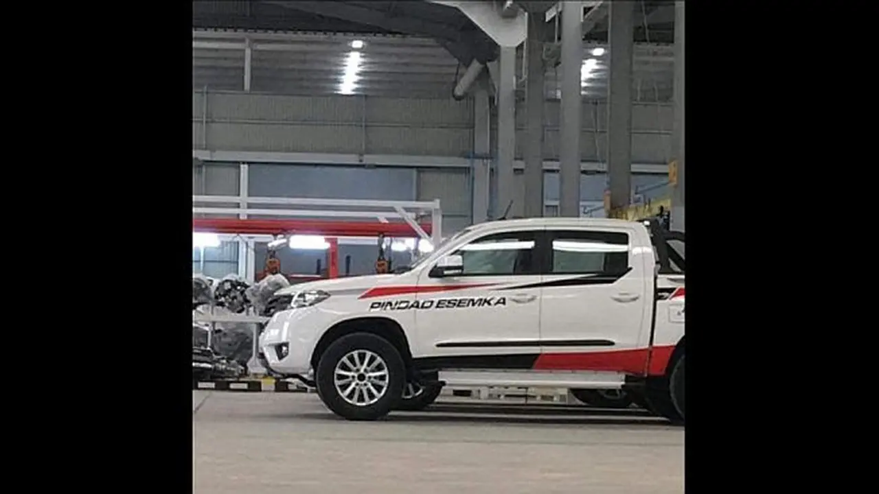 Mobil Esemka berlogo Pindad