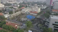 Foto aerial kondisi tanah di Jalan Raya Gubeng, Surabaya, Jawa Timur, Rabu (19/12). Jalan raya tersebut amblas sedalam sekitar 20 meter dengan lebar 30 meter pada Selasa malam. (Liputan6.com/Pool/FB Dishub Kota Surabaya)