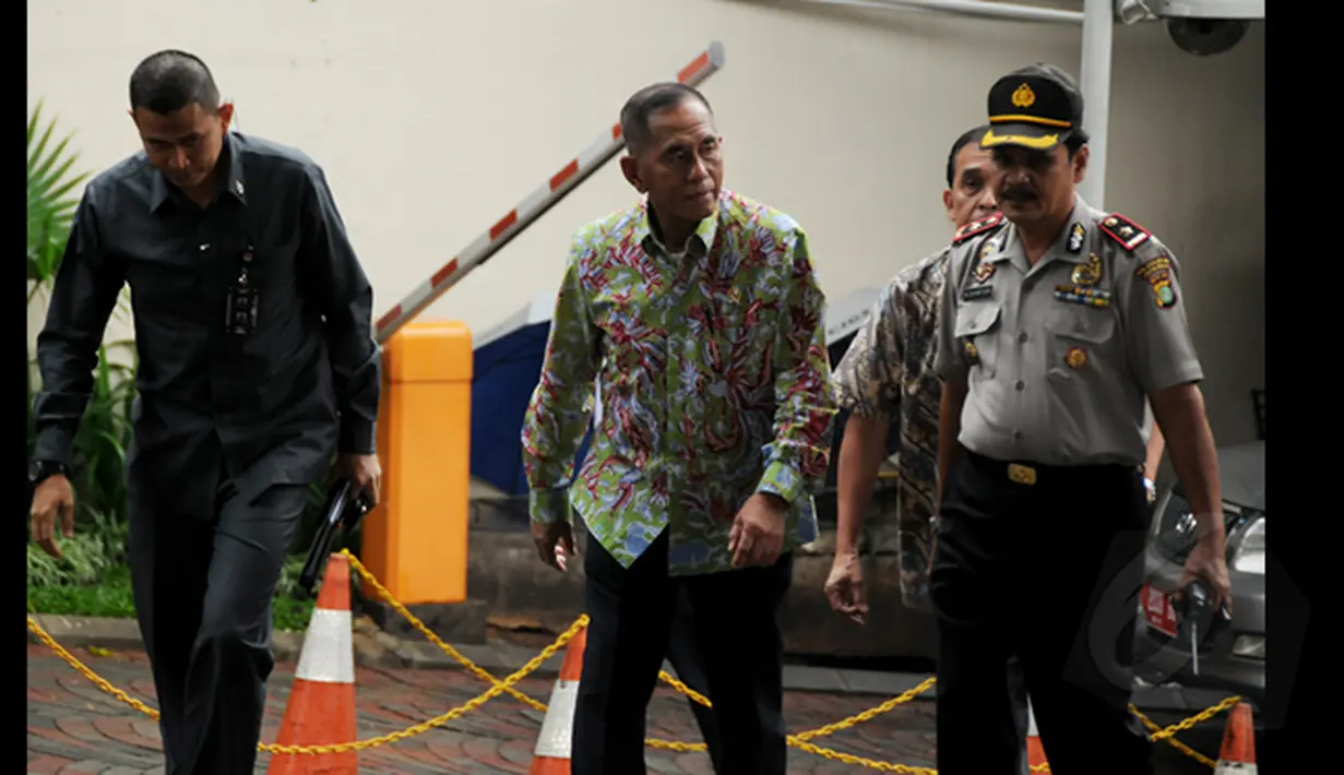 Menteri Pertahanan, Ryamizard Ryacudu mendatangi Gedung Komisi Pemberantasan Korupsi (KPK), Jakarta, Rabu (22/01/15). (Liputan6.com/Faisal R Syam)