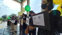 Sejumlah massa aksi koalisi masyarakat sipil #BersihkanAsap membentangkan poster meme soal bencana kabut asap di depan pintu masuk kantor Gubernur Jambi, Rabu (11/10/2023). Dalam aksinya itu koalisi menuntut tanggungjawab pemerintah atas bencana kabut asap yang terjadi di wilayah Provinsi Jambi. (Liputan6.com/Gresi Plasmanto)