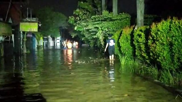 Banjir di kawasan Bojongkulur, Kecamatan Gunungputri, Kabupaten Bogor, Sabtu malam (24/10/2020).