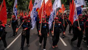Aksi unjuk rasa untuk menuntut pemerintah menaikkan upah minimum provinsi (UMP) 2025 sebesar 8 hingga 10 persen. (JUNI KRISWANTO/AFP)
