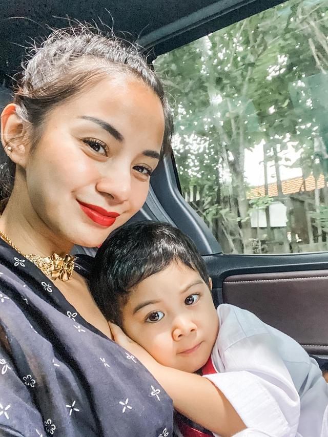 Jadi Single Mom, Ini Potret 7 Seleb Cantik saat Mengasuh Anak