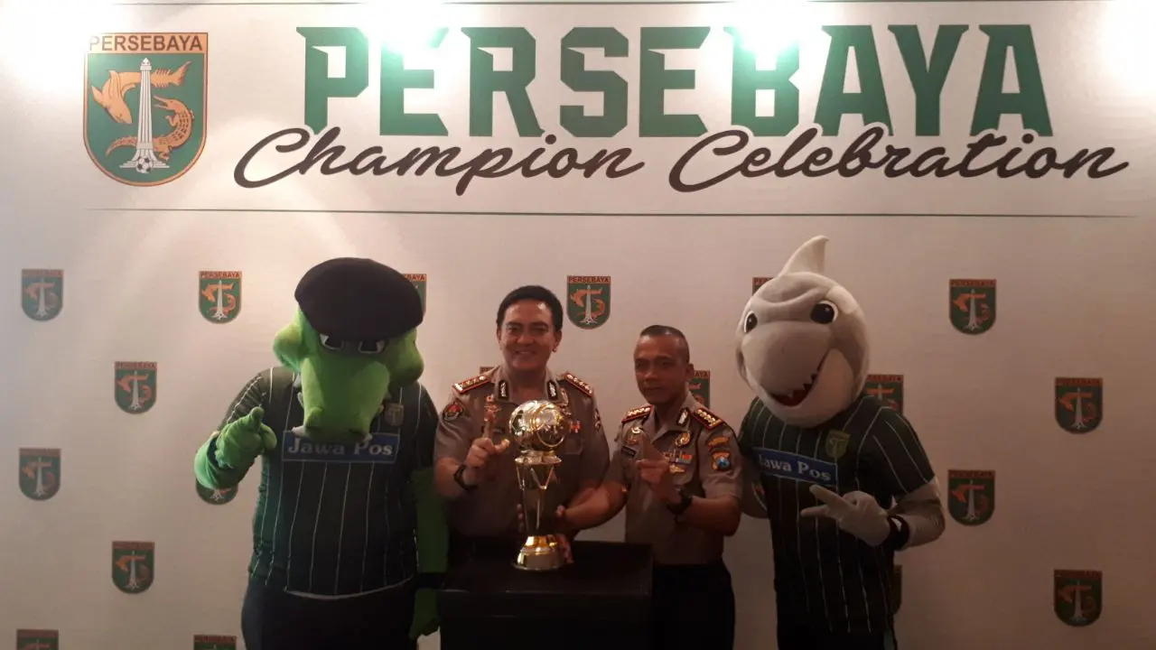 Kombespol M. Iqbal (kiri) dan Kombespol Rudi Setiawan (kanan), diapit Zoro dan Jojo, berfoto mengangkat Piala Liga 2