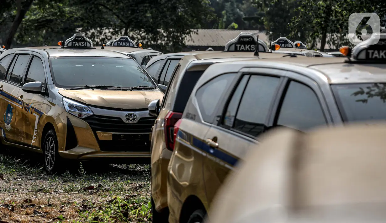 Ratusan mobil taksi terlihat mangkrak di kawasan Kranggan, Jati Sampurna, Bekasi, Jawa Barat, Jumat (18/9/2020). Masa pandemi COVID-19 membuat sejumlah perusahaan transportrasi umum mengurangi jam operasional guna menekan biaya perawatan. (Liputan6.com/Faizal Fanani)