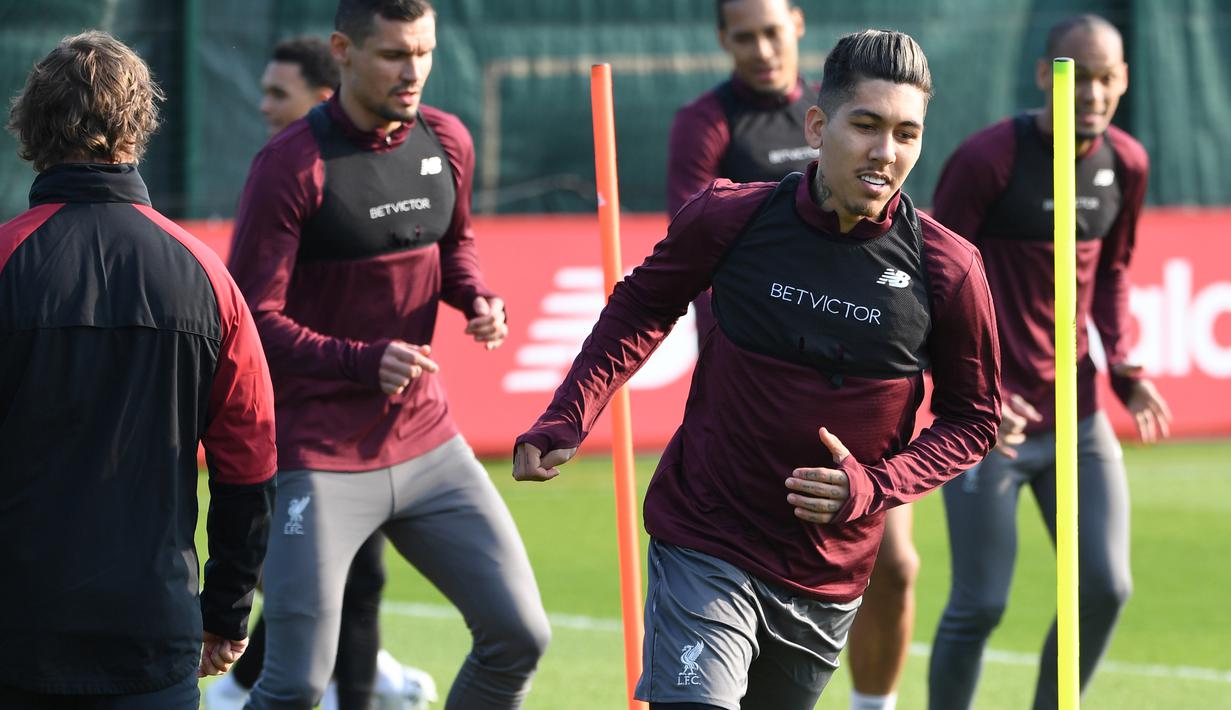Penyerang Liverpool, Roberto Firmino, tampak serius saat sesi latihan jelang laga Liga Champions di Melwood, Liverpool, Senin (8/4). Liverpool akan berhadapna dengan Porto. (AFP/Paul Ellis)