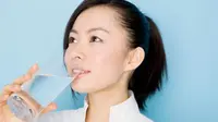 Banyak Minum Air Putih Bantu Turunkan Berat Badan