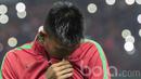 Striker Timnas Indonesia, Nur Hardianto, mencium lambang garuda usai menyanyikan lagu Indonesia Raya sebelum uji coba melawan Persija. Hal sederhana, namun memberikan kebanggaan akan nasionalisme Garuda Muda. (Bola.com/Vitalis Yogi Trisna)