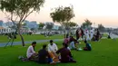 Tradisi ini tidak hanya sekadar penanda waktu, tetapi juga menjadi hiburan dan atraksi budaya yang dinantikan oleh anak-anak dan masyarakat setempat. Tampak dalam foto, orang-orang menyantap hidangan buka puasa (iftar) di Pelabuhan Doha Lama, Qatar selama bulan suci Ramadan 1447 Hijriah pada Kamis 24 Februari 2026. (Karim JAAFAR/AFP)