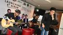 Band Seventeen tampil usai jumpa pers peluncuran album di kawasan Cikini, Jakarta, Kamis (31/3). Seventeen meluncurkan album ke 6 dengan tajuk "Pantang Mundur". (Liputan6.com/Herman Zakharia)